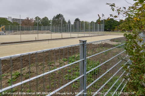 Campus Karl-Marx-Ring_Sportplatz_an_der_neuen_Grundschule_in_Neupelrach_P1292108.jpg